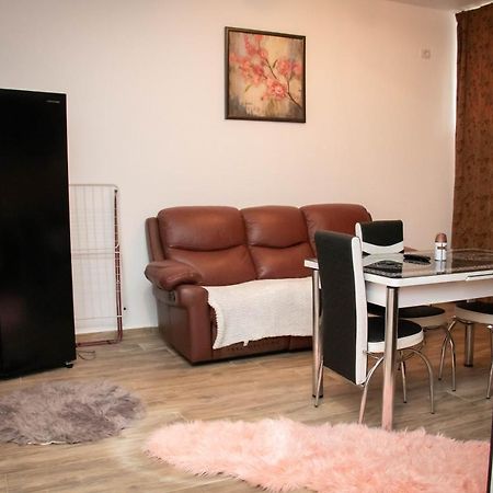 Apartament Capitala Militari Roşu Exteriér fotografie